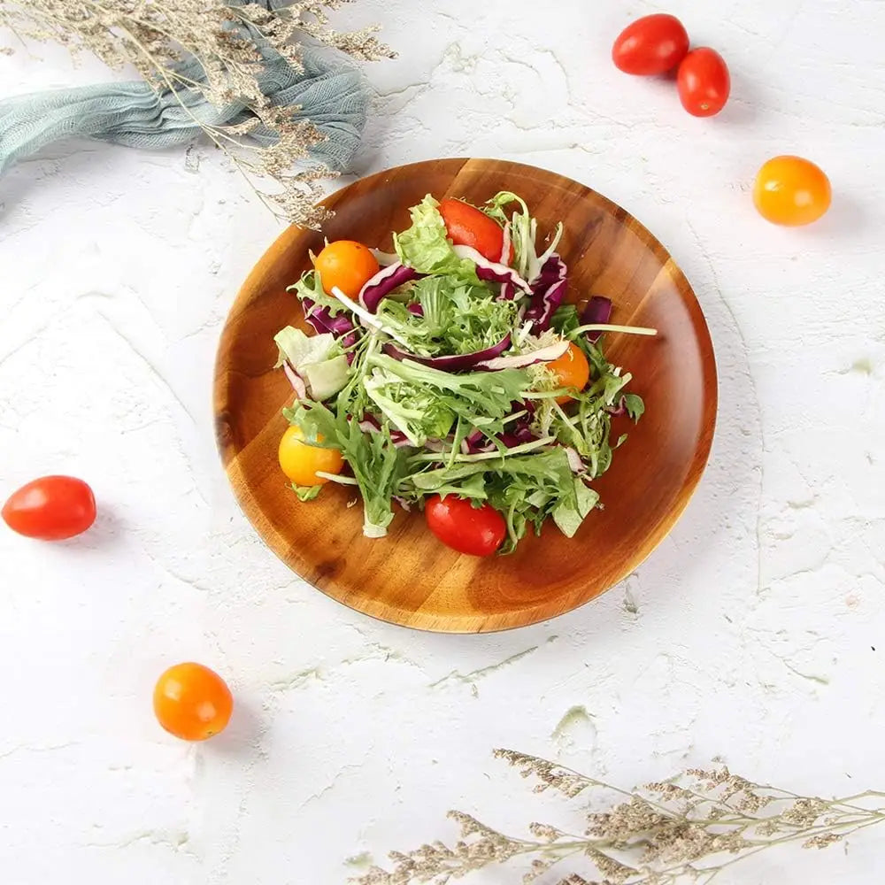 salade-dans-une-assiette-en-bois