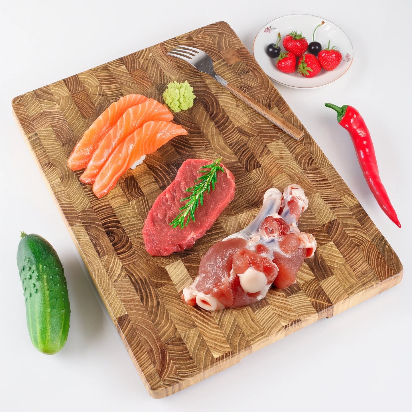 samon-steack-et-poulet-sur-la-planche-a-decouper