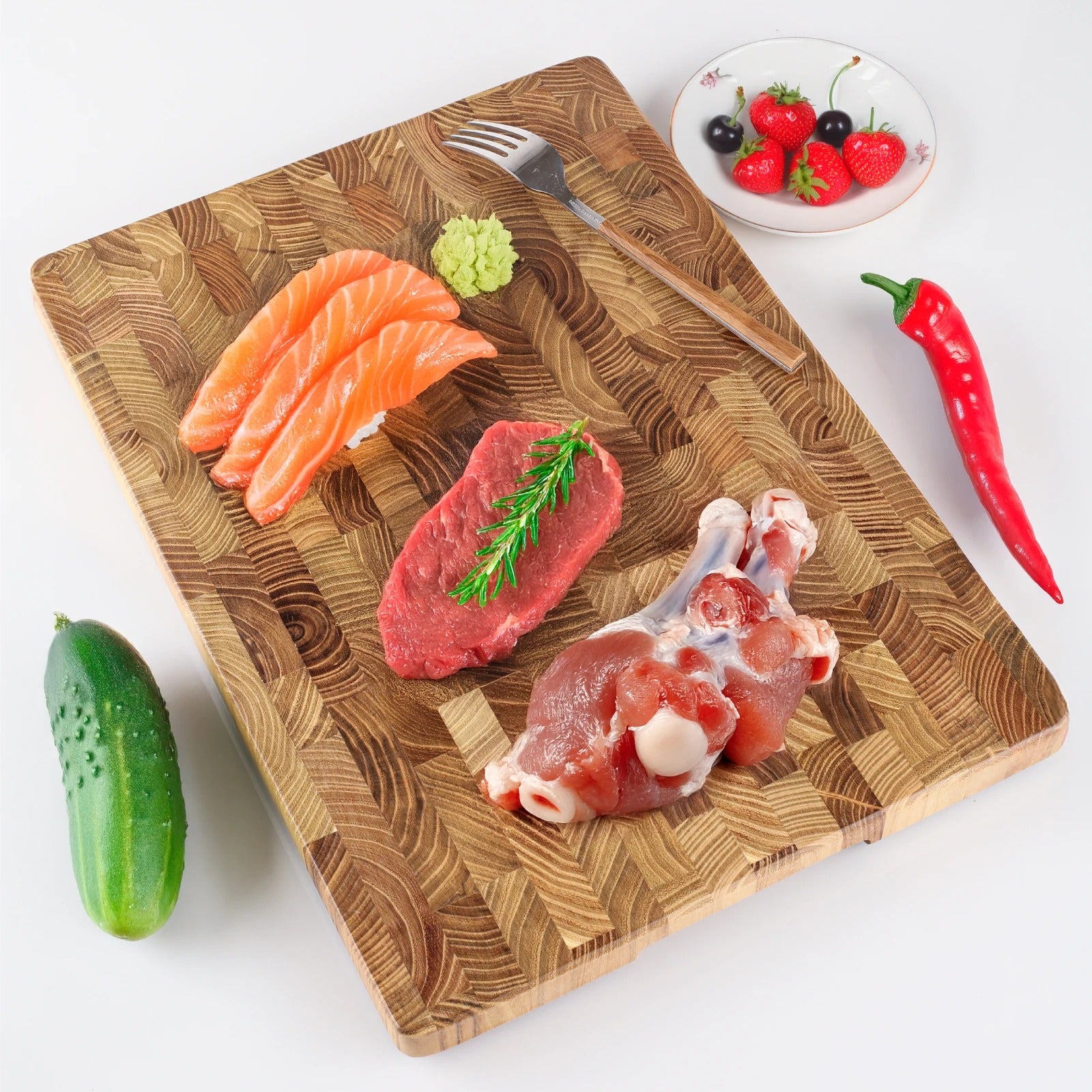 samon-steack-et-poulet-sur-la-planche-a-decouper