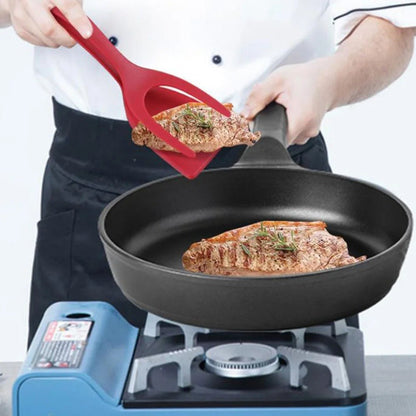 spatule-cuisine-2-en-1-tenant-un-morceau-de-viande