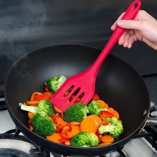 spatule en silicone mélange des légumes 