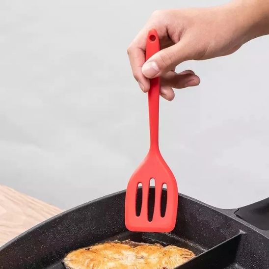 spatule en silicone retourne une omelette