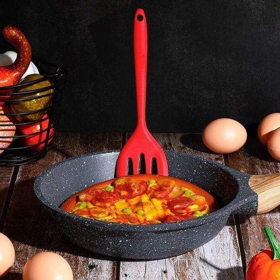 spatule en silicone retourne une pizza
