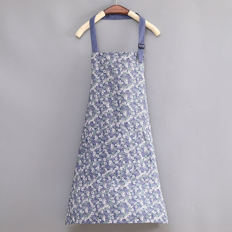 Tablier de cuisine fleuri bleu lavande, nuancé motif feuilles avec bretelles ajustables.