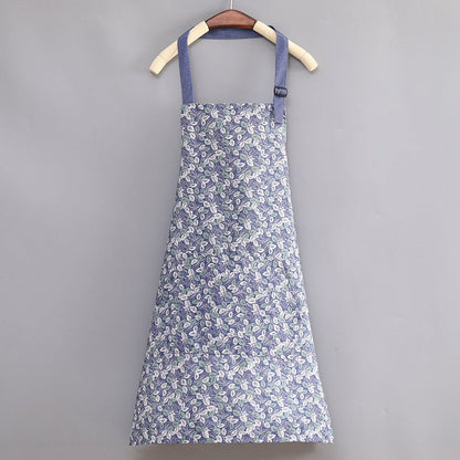 Tablier de cuisine fleuri bleu lavande, nuancé motif feuilles avec bretelles ajustables.