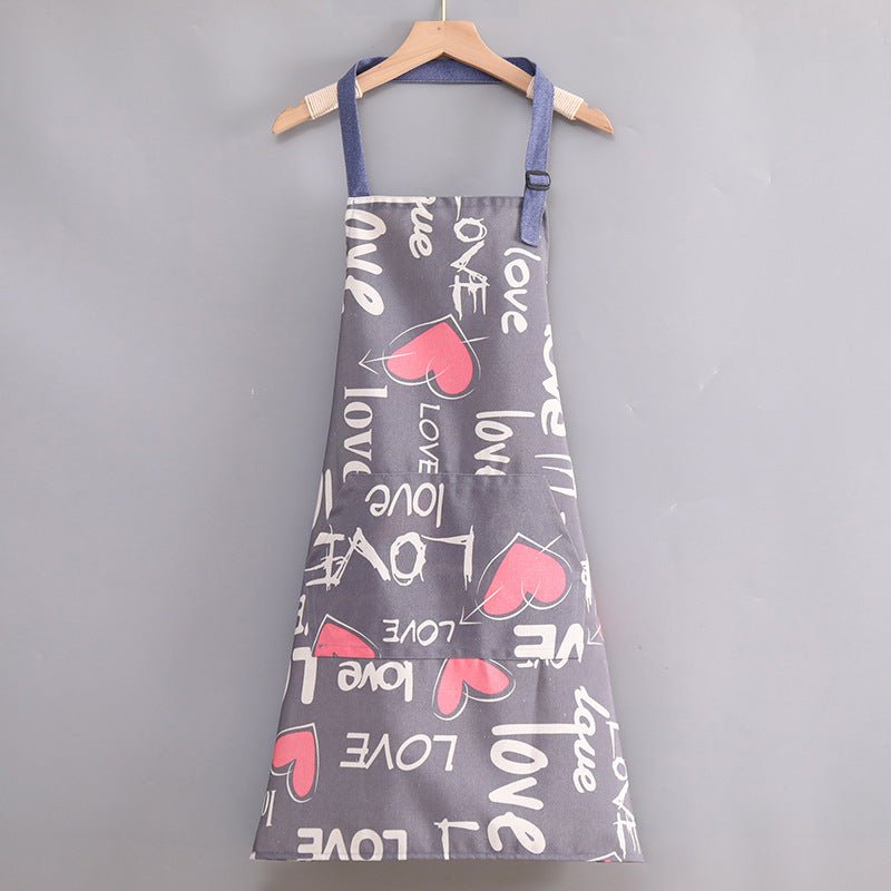 Tablier de cuisine fleuri gris avec motifs cœur et mots Love, près de bretelles bleues ajustables.