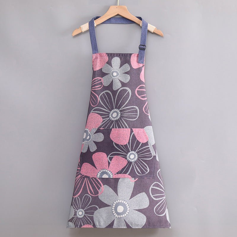 Tablier de cuisine fleuri violet avec grandes fleurs gris et roses, bretelles bleu clair ajustables.