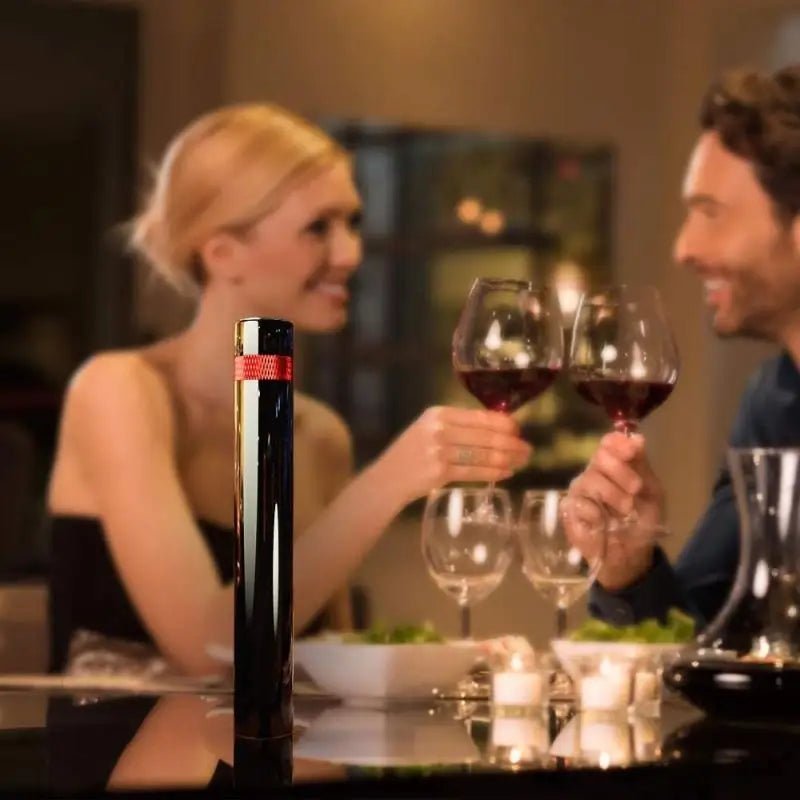un-couple-atablé-en degustant-un-vin-rouge-ouvert-avec-le-tire-bouchon-tirtop