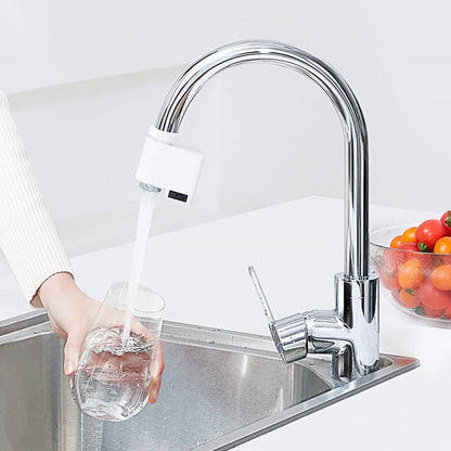 une-femme-remplit-un-verre-d-eau-sous-le-detecteur-de-mouvement-robinet