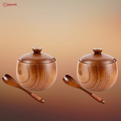 Deux pots à épices en bois avec couvercles, accompagnés de deux cuillères en bois, sur fond dégradé.