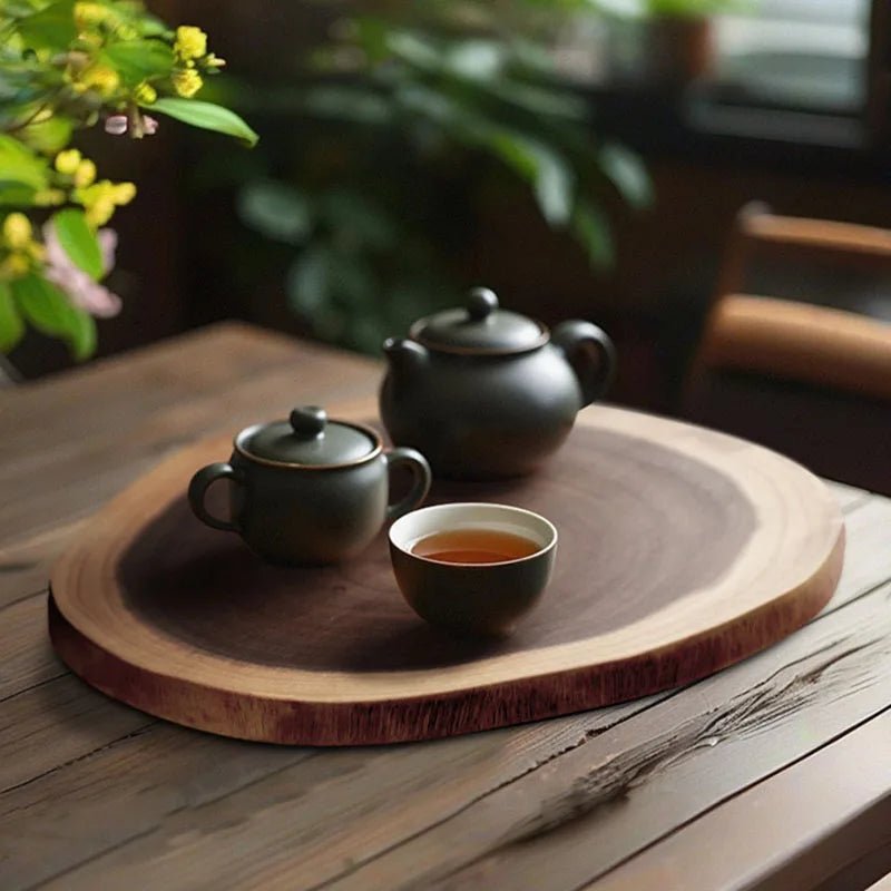 Plateau rond en bois acacia avec théière, petite sucrière et tasse, décor élégant sur table en bois.