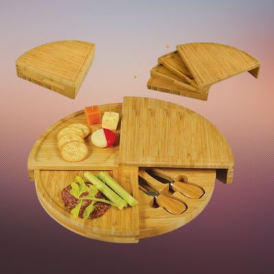 Plateau tournant en bambou pour charcuterie et fromage, compartiments divisés avec fromages, crackers, légumes et couteaux.