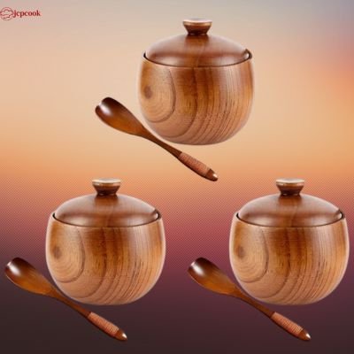 Groupe de pots à épices en bois avec couvercles, et petites cuillères assorties, sur fond dégradé.
