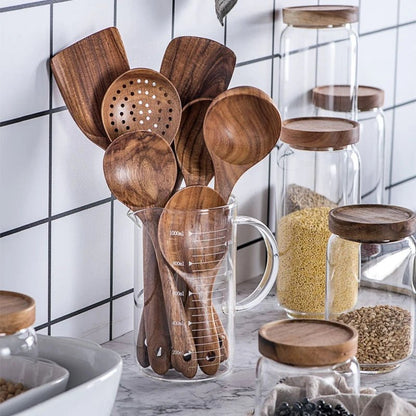 ustensiles-de-cuisine-en-bois-dans-un-broc-en-verre