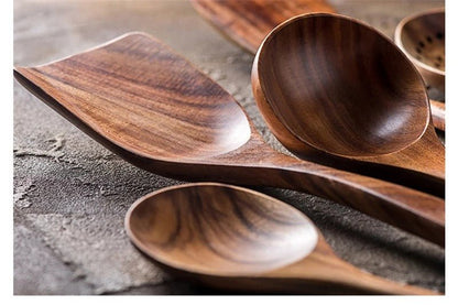 ustensiles-de-cuisine-en-bois-de-teck-en-gros-plan