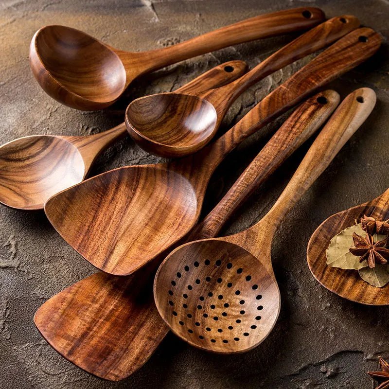 ustensiles-de-cuisine-en-bois-etales-sur-la-table